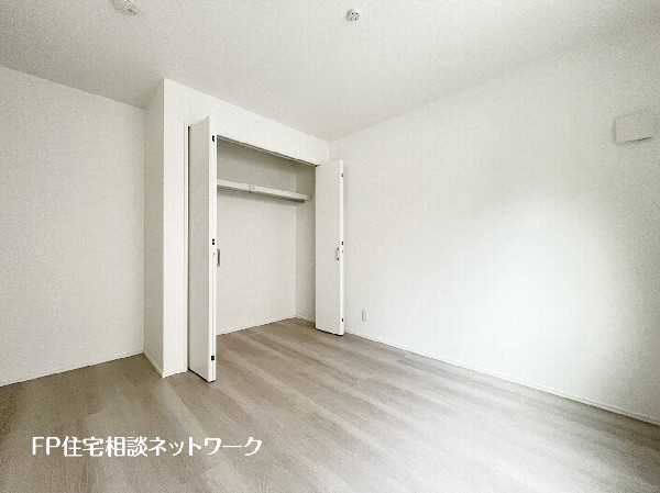 全居室には大型の収納クローゼットを完備。普段使いのお洋服や小物はもちろん、季節物のお洋服などもしっかりと整理整頓出来る。居室空間を隅々まで使えるのが嬉しい。