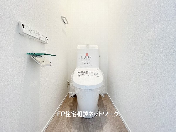ウォシュレット、暖房便座機能付のトイレです。従来型に比べ節水効果があり、お手入れもしやすいので、家計も家事の負担も軽減してくれます。