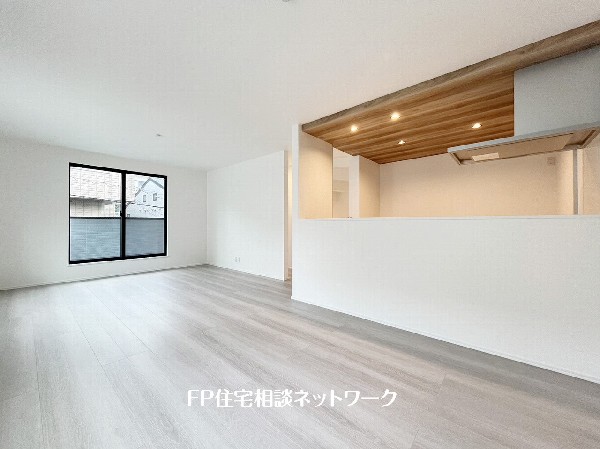 対面式のカウンターキッチンですので、出来上がったお料理をカウンターに並べてお子様が運ぶなど、お手伝いの時間も増えそうですね。