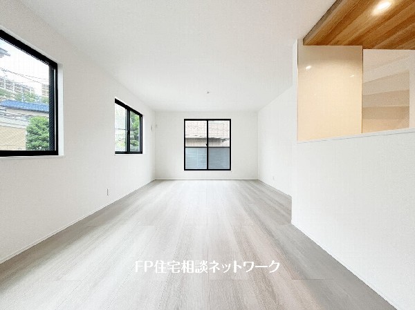 想像以上の質感が訪れる者の心を離さない。フローリング素材、窓の配置、壁面タイル、カラーバランス、どれをとってもワンランク上の仕上がり。