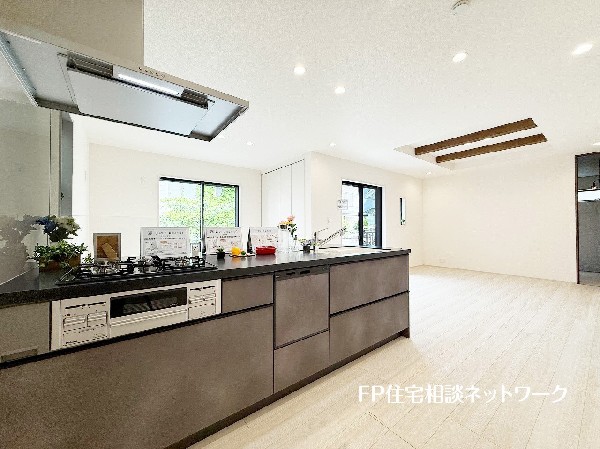 新しいキッチンは食事の支度も楽しく出来る。お手伝いをしてくれるお子様と並びながら準備や片付けが出来るキッチンは、ご家族のコミュニケーションを育む場として活躍します。