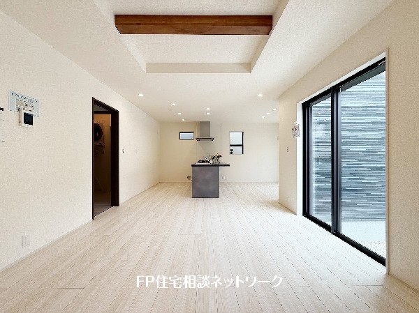 家族だんらんのスペースとなるリビング。家具の配置がしやすい広さを確保しつつ、窓が多い設計は色々な角度から光が取り込めるこだわりの間取りです。