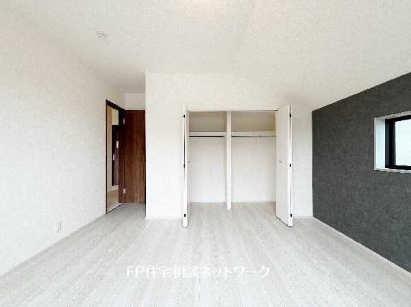 全居室には大型の収納クローゼットを完備。普段使いのお洋服や小物はもちろん、季節物のお洋服などもしっかりと整理整頓出来る。居室空間を隅々まで使えるのが嬉しい。