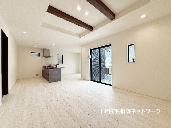 想像以上の質感が訪れる者の心を離さない。フローリング素材、窓の配置、壁面タイル、カラーバランス、どれをとってもワンランク上の仕上がり。