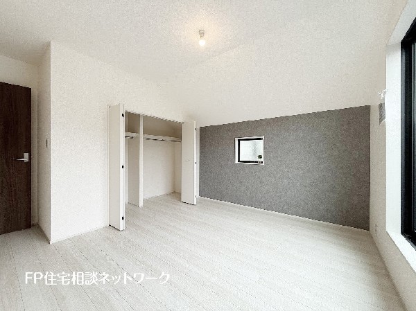 落ち着きあるダークグレー系のアクセントクロスです。明るすぎない、落ち着きと安らぎを感じさせる雰囲気になっています。