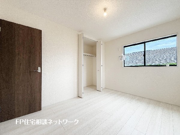 2面採光でお部屋の隅々まで明るい印象の居室。おひさまの光を、爽やかな風をたっぷりと取り込めます。居室内はいつも明るいので、毎日の生活も自然と明るくなりますね。