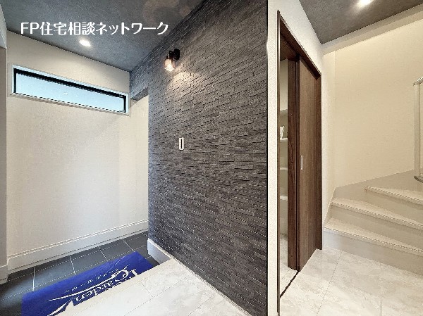 玄関ホールがスッキリ広々としていると帰る時も出ていく時も気持ちが良い。来客を出迎える玄関が綺麗ならその家の印象が良くなる。
