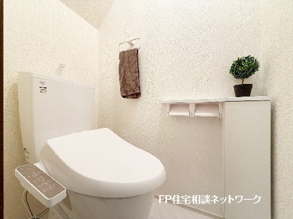 ウォシュレット、暖房便座機能付のトイレです。従来型に比べ節水効果があり、お手入れもしやすいので、家計も家事の負担も軽減してくれます。