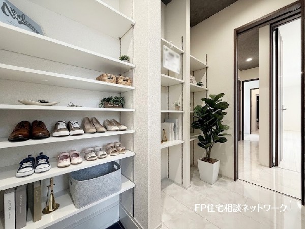 ■玄関■本画像はAIがCGで家具作成しており、実際の現地に家具は設置されておりません。また、販売価格に家具、小物等は含まれておりません。
