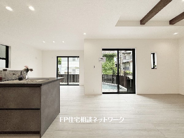 オープンな空間を生み出す、広がりとゆとり。家族と過ごす時間を大切にしたい方にぴったりのゆとりある住空間です。日差しがリビングの隅々までしっかりと届きます。