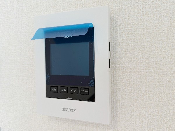 設備モニター付インターホンが標準仕様です。戸建暮らしだと、集合住宅に比べ、より不安になりがちな防犯面、目で確認できるからあんしんです。
