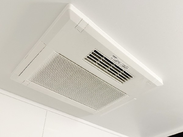 設備お風呂場そのものを乾燥機にしてしまう便利な機能。梅雨時期や花粉の時期に助かる。冬の時期には暖房機能がヒートショックを防ぐ