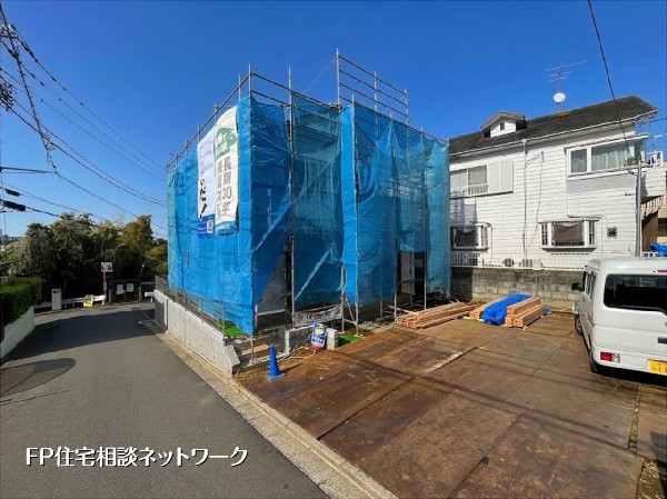 外観:澄み渡る青空と日当たりの良さが魅力の現地です。周囲は閑静な住宅街で、心地よい緑も感じられます。毎日の暮らしが明るくなる、素晴らしい住環境です。