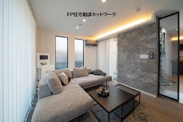 【プラン例　建物価格2200万円　建物面積100m2】縦の窓と間接照明が空間に奥行きと広がりをもたらすリビング。中庭とのつながりも感じられる設計です。