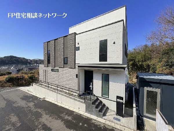 外観:【プラン例　建物価格2200万円　建物面積100m2】クラシカル×モダンの融合外壁アクセントの持つ個性と配色を丁に重ね格式と品のある装いをまとったファサードデザインに仕上げました。