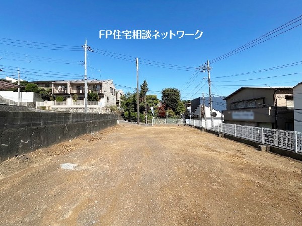 外観:百合ヶ丘駅徒歩3分の好立地！大通りから1本入った閑静な住宅街に位置し、駅近の好立地と静かな日常を送る事が出来る住環境を兼ねそなえて住宅です。