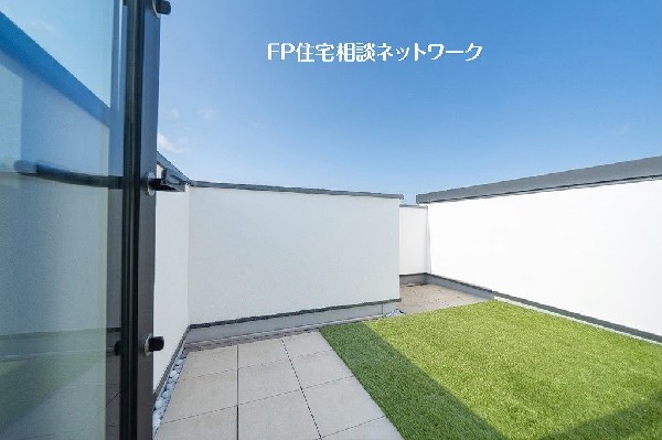 外観:【プラン例　建物価格2200万円　建物面積100m2】空を身近に感じられるスカイバルコニー。外からの視線が届きにくく、開放感のある時間を楽しめる空間です。