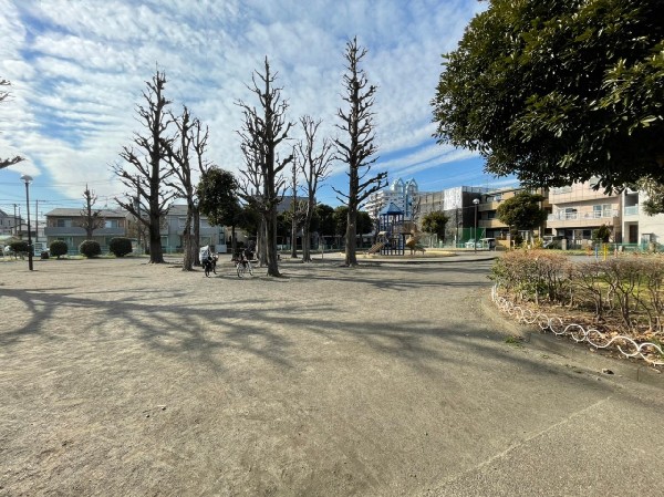 周辺環境:川中島公園(近隣には、公園もあり、青空の下で駆け回ったり、遊具で遊んだり、思い思いの遊びができます。子供たちの元気で楽しそうな声が響き渡ります。)