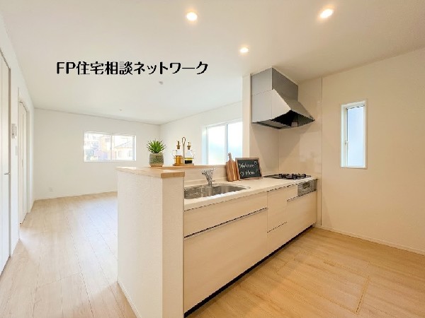 【キッチン】  本画像はAIがCGで小物を作成しており、実際の現地に小物は設置されておりません。また、販売価格に小物等は含まれておりません。