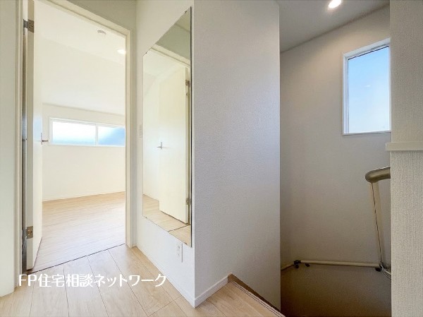 【2階廊下】  本画像はAIがCGで小物を作成しており、実際の現地に小物は設置されておりません。また、販売価格に小物等は含まれておりません。
