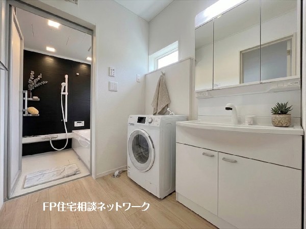 【洗面脱衣室】  本画像はAIがCGで家具を作成しており、実際の現地に家具は設置されておりません。また、販売価格に家具等は含まれておりません。