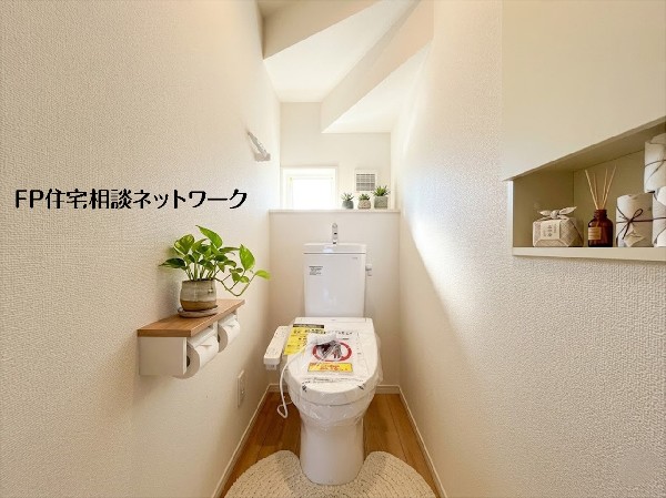 【トイレ】  本画像はAIがCGで小物を作成しており、実際の現地に小物は設置されておりません。また、販売価格に小物等は含まれておりません。