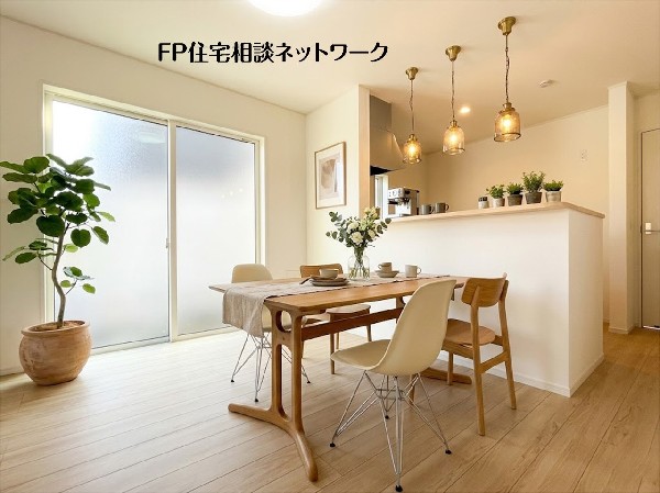 【リビング】  本画像はAIがCGで家具を作成しており、実際の現地に家具は設置されておりません。また、販売価格に家具等は含まれておりません。