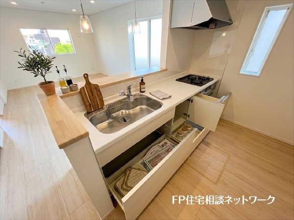 【キッチン収納】  本画像はAIがCGで小物を作成しており、実際の現地に小物は設置されておりません。また、販売価格に小物等は含まれておりません。