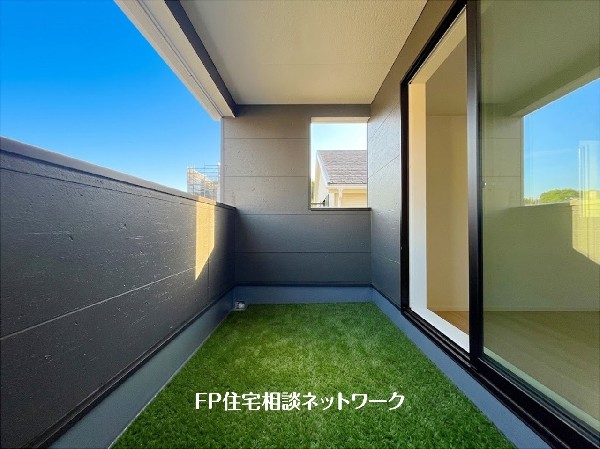 外観:【インナーバルコニー】  本画像はAIがCGで人口芝を作成しており、実際の現地に家具は設置されておりません。また、販売価格に家具等は含まれておりません。