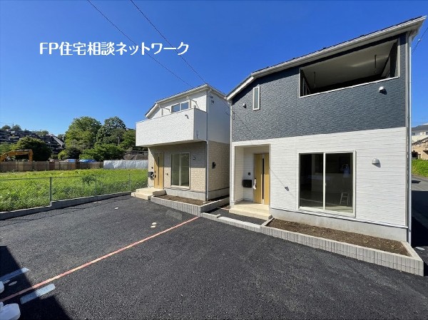 外観:【外観】  青空の下に佇むモダンでスタイリッシュな外観が魅力的で、明るく開放的な暮らしを叶えます。駐車スペースもゆとりがあり、新生活のスタートにふさわしい住まいです。