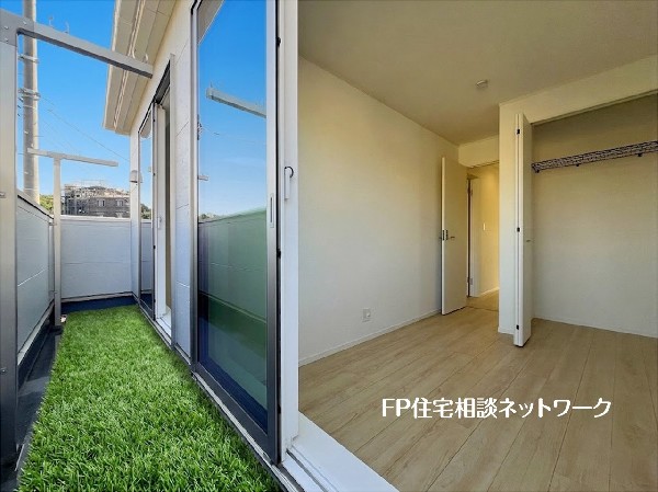 外観:【バルコニー】  本画像はAIがCGで人口芝を作成しており、実際の現地に家具は設置されておりません。また、販売価格に家具等は含まれておりません。