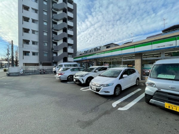 周辺環境:ファミリーマート川崎川中島二丁目店(いまや買物だけではなく、日常生活に深く関係する最重要施設としてなりつつある。やっぱり近いと嬉しい。)
