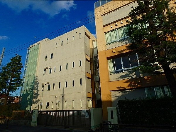 周辺環境:川中島中学校(「知・徳・体・意」の調和のとれた人間性豊かな生徒を育成する。)