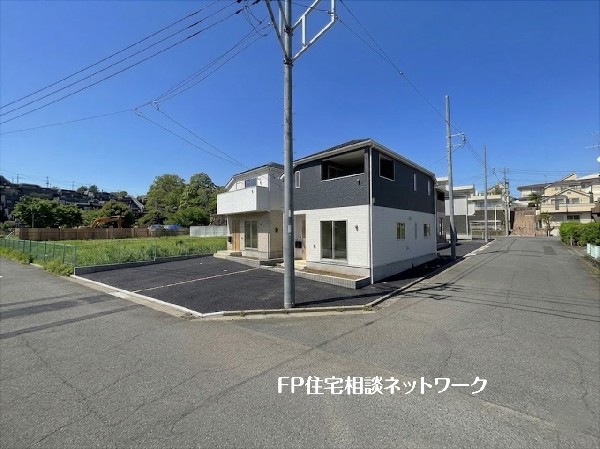 外観:【外観】  角地に建つ、陽当たり良好な築浅物件です。駐車スペースもゆとりがあり、周辺環境:は閑静で落ち着いた暮らしが叶います。マイホームをご検討中の方にぜひおすすめしたい物件です。
