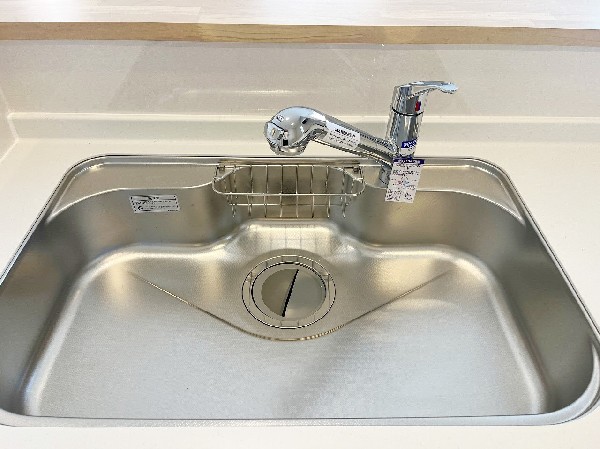 同仕様設備：浄水と水道水を切り替えて使用できるスッキリとしたデザインの浄水器一体型水栓。ヘッドを引き出して使えるのでお料理はもちろんシンクの掃除が容易です。