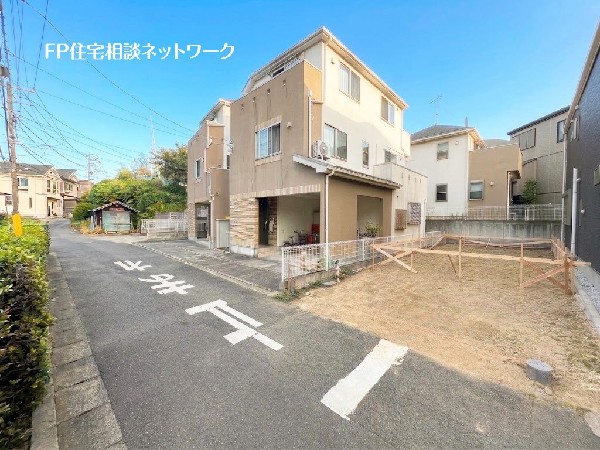 外観:大通りから1本入った閑静な住宅地で静かな日常を送る事が出来る住宅地、周辺にはお買物施設も充実しており利便性を兼ね備えた住宅です。