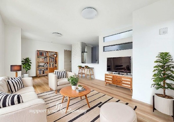 【プラン例　建物価格2400万円　建物面積100m2】家族だんらんのスペースとなるリビング。家具の配置がしやすい広さを確保しつつ、窓が多く色々な角度から光が取り込める間取りです。