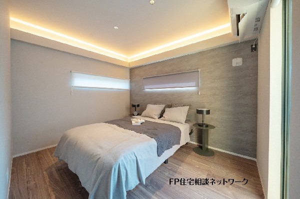 【プラン例　建物価格2400万円　建物面積100m2】間接照明とアクセントクロスを採用した主寝室。落ち着いた雰囲気の中で、ゆったりとした時間を過ごせる空間です。