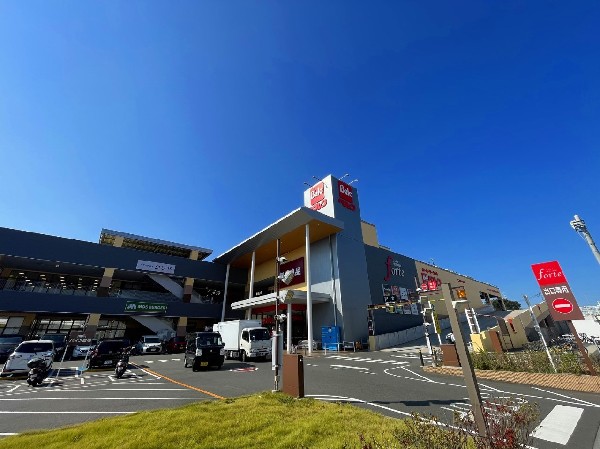 周辺環境:ベルク フォルテ　横浜川和町店(「地域社会の人々に より充実した生活を」、これをコンセプトに生鮮食料品を中心に地域密着型のストアづくりに取り組んでおります。)