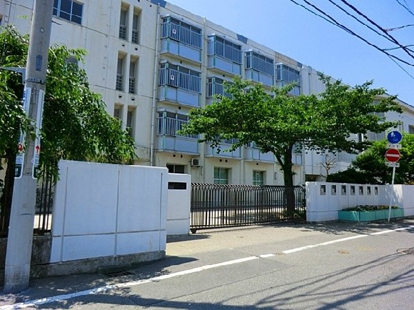 周辺環境:南加瀬中学校　(成長の過程でより濃い時間を過ごす3年間。ここで過ごす時間は、お子様にとって、とても大切な思い出となるはずです。)