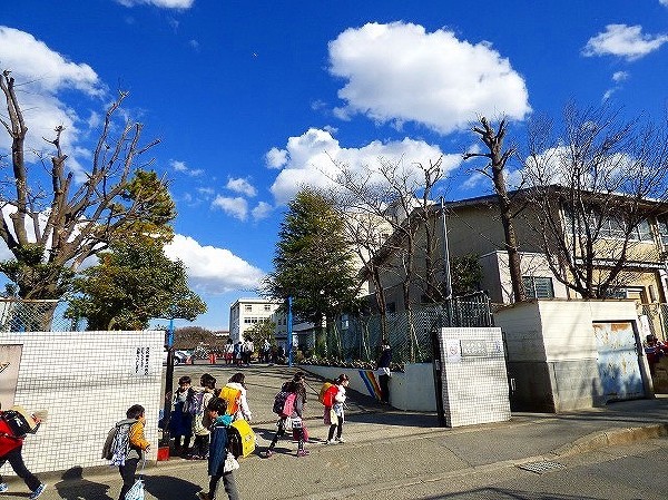 周辺環境:南生田小学校　(各学級5クラス以上あり、総児童数1000人強の活気ある小学校。共働きに嬉しいわくわくプラザもあり、月～金は19時までスタッフが見守ります。)