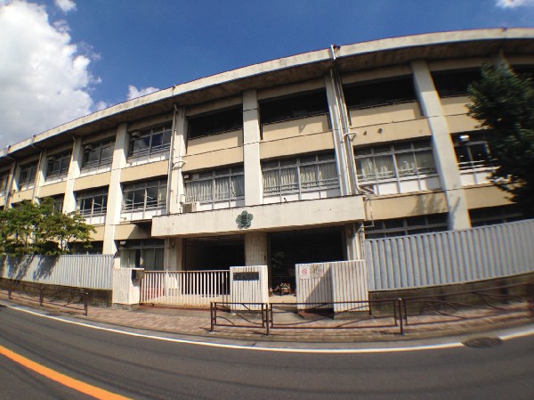 周辺環境:稲田中学校( 昭和22年開校、創立70周年の歴史ある中学校。全校生徒が870人のマンモス校。これだけ子供が多いのは人が集まるエリアを証明しています。)