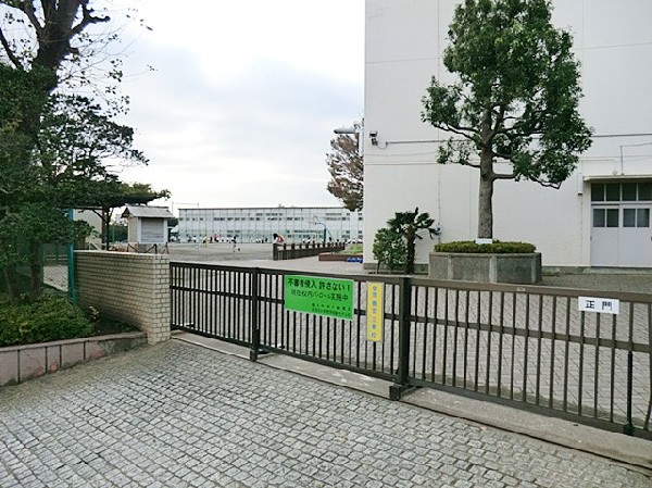 周辺環境:元石川小学校(お子様が一日の中でも長い時間を過ごす小学校。のびのびと過ごし、広い校庭で元気に駆け回ったり、どんどん成長していく姿が目に浮かびます。)