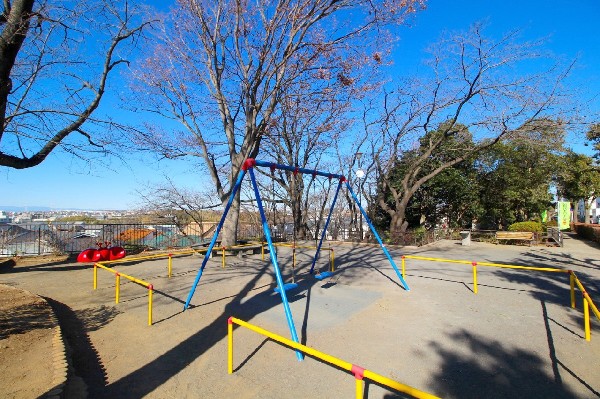 周辺環境:荏田第三公園(近隣には、公園もあり、青空の下で駆け回ったり、遊具で遊んだり、思い思いの遊びができます。子供たちの元気で楽しそうな声が響き渡ります。)
