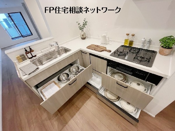 【キッチン収納】  本画像はAIがCGで家具を作成しており、実際の現地に家具は設置されておりません。また、販売価格に家具等は含まれておりません。