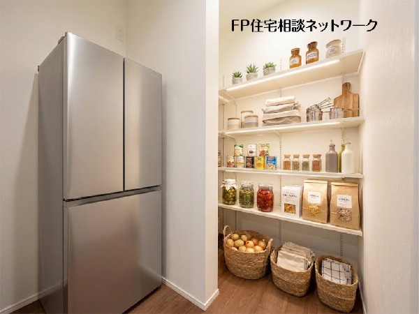【パントリー】  本画像はAIがCGで家具を作成しており、実際の現地に家具は設置されておりません。また、販売価格に家具等は含まれておりません。