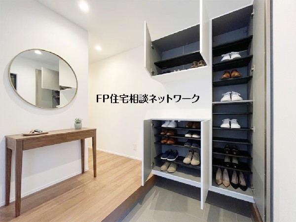 【玄関】  本画像はAIがCGで家具を作成しており、実際の現地に家具は設置されておりません。また、販売価格に家具等は含まれておりません。