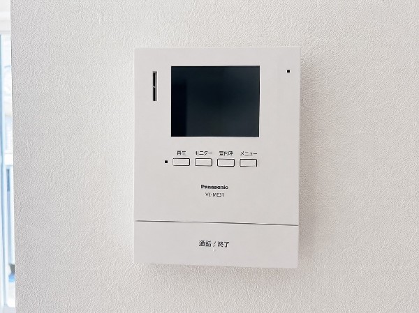 【TVモニター付インターホン】モニター付インターホンが標準仕様です。不安になりがちな防犯面。目で確認できるからあんしんです。