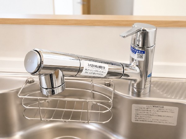 【ビルトイン浄水器】キッチンには浄水器を標準装備。最近は水を飲むという場面以外にも料理で使用したり、野菜を洗う場合もキレイな水で洗いたいという人が増えてきています。