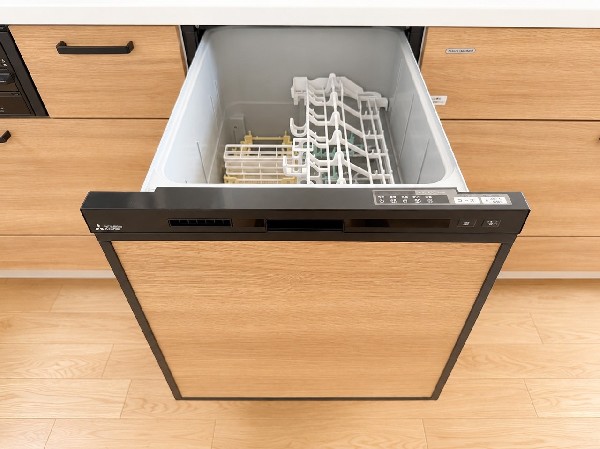 【食器洗浄乾燥機】利用者が増えているのはメリットが多いから。時間の節約、手が荒れない、水道代の節約、高温度で洗うので油汚れもしっかり落とせる。まさに理想家電。